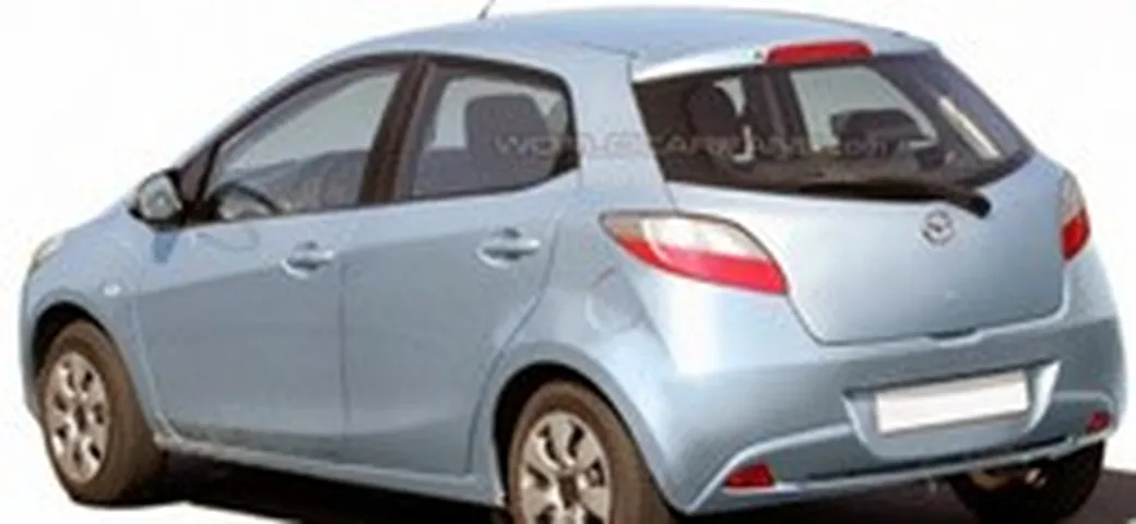 Mazda 2 berlina e station, nuove foto spia