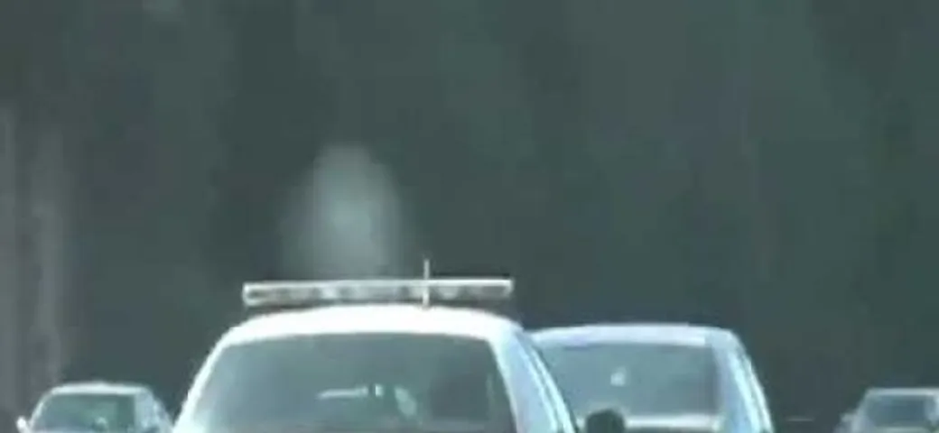 Troppo lento in corsia di sorpasso? La polizia gli fa i lampeggianti [Video]