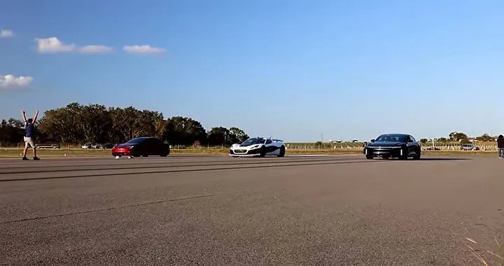Tesla Plaid vs Lucid Sapphire vs Rimac Nevera: drag race fotonica | Video