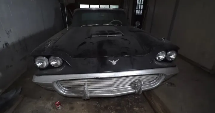 Auto d'epoca ritrovate in una villa abbandonata: una scoperta sensazionale