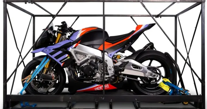 Aprilia Tuono X 2021: la naked da 221 CV riappare con zero chilometri