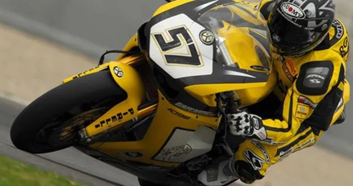 SBK Gara1: Checa regala la vittoria a Lorenzo Lanzi