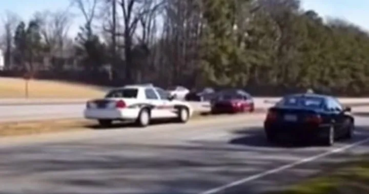 Fa lo show con la Ford Mustang ma esce di strada [Video]