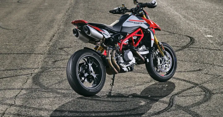 Ducati Hypermotard 950 MY 2022: la fun-bike si aggiorna. Foto, caratteristiche e disponibilità