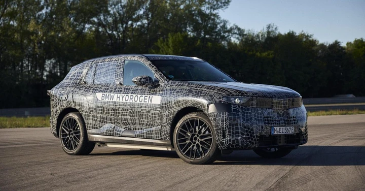 La nuova BMW iX5 Hydrogen apre all'idrogeno su larga scala