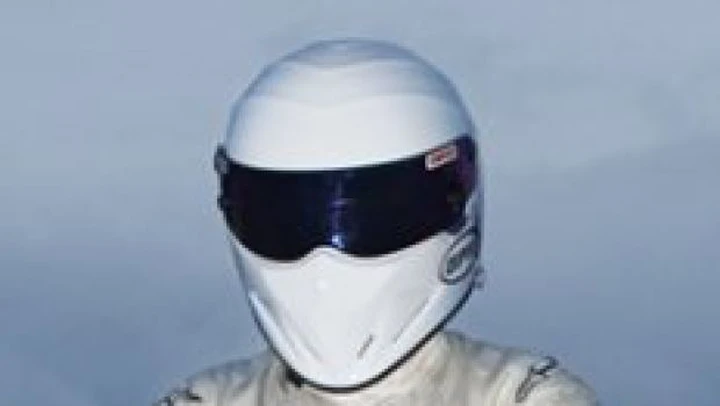 Top Gear: un automobilista inglese si fa fotografare con The Stig...ma secondo la BBC non era lui!