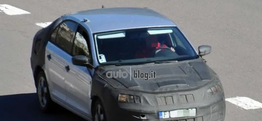 Foto spia della nuova berlina media Skoda Rapid