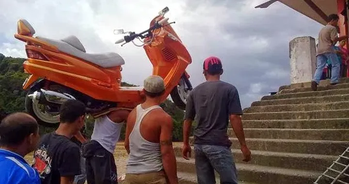 Sarawak, dove i motorini si portano in spalla