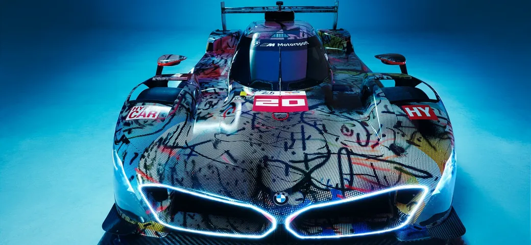 La BMW M Hybrid V8, Art Car firmata da Julie Mehretu, svelata al Centre Pompidou