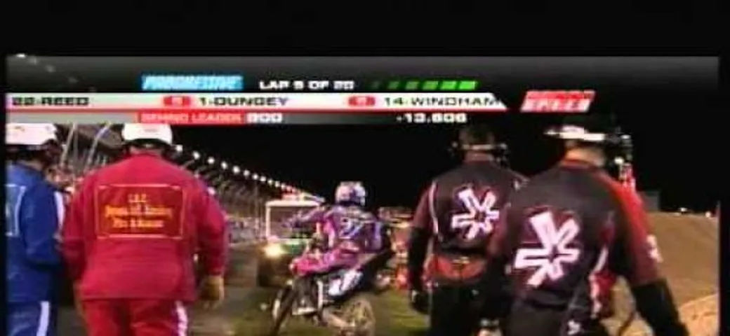 La curiosa caduta di James Stewart nella gara di Daytona 2011