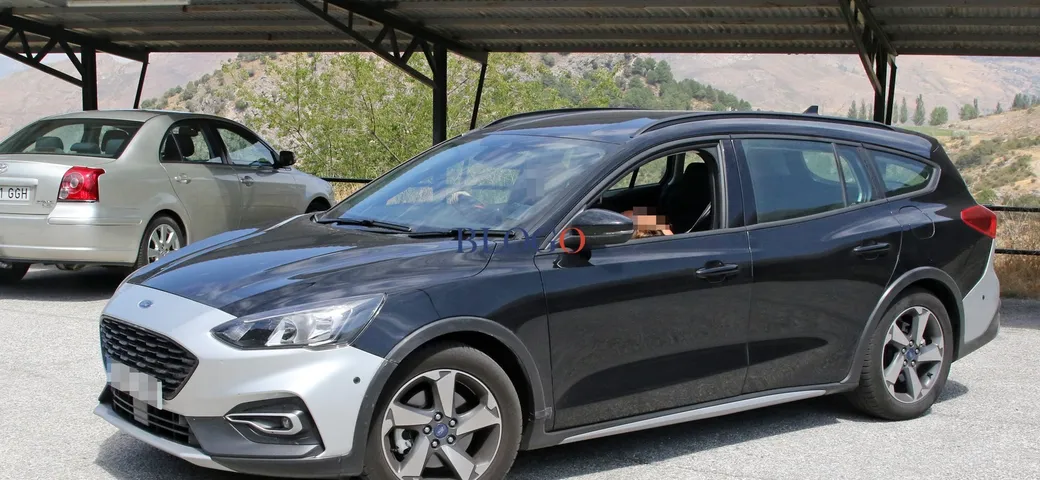Ford Focus Active Wagon: foto spia su strada