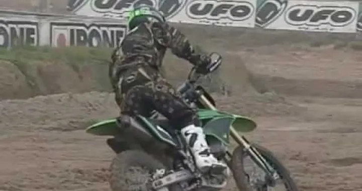 Marco Melandri si allena con la moto da cross