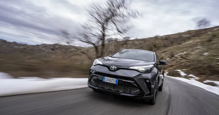 Toyota C-HR GR Sport veste Alcantara: prezzi, dotazione, prima prova