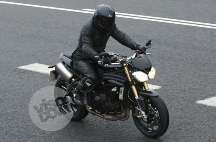Triumph Speed Triple 2016: prima foto spia