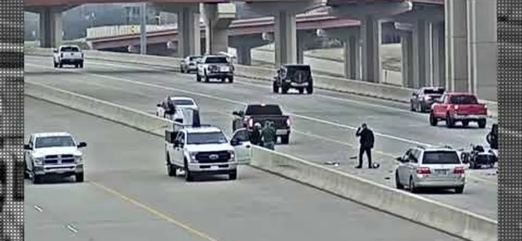 Incidente in moto per due poliziotti americani e il video diventa virale