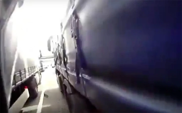 Motociclista a sandwich tra due camion [Video]
