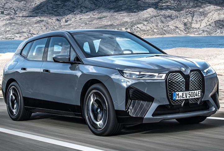 BMW iX: in arrivo la versione sportiva M60