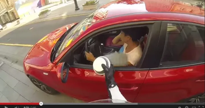 Motociclista ecologista si vendica degli automobilisti maleducati [Video]