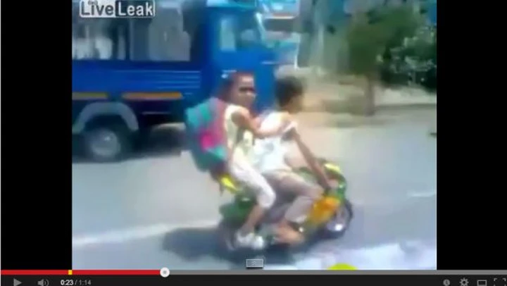Bambini sulla minimoto nel traffico cittadino [Video]