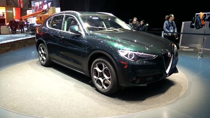 Alfa Romeo Stelvio verde al Salone di Ginevra 2017: video live