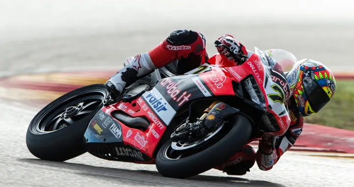 Superbike: problemi per Chaz Davies nel warm up