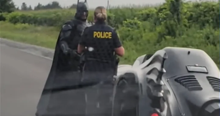 Batman con la sua Batmobile viene fermato dalla Polizia... [Video]