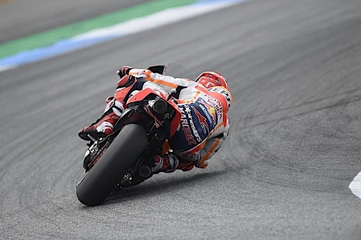 MotoGP, pagelle. Marquez trionfale accende il “trenino”. Solo Dovi resiste
