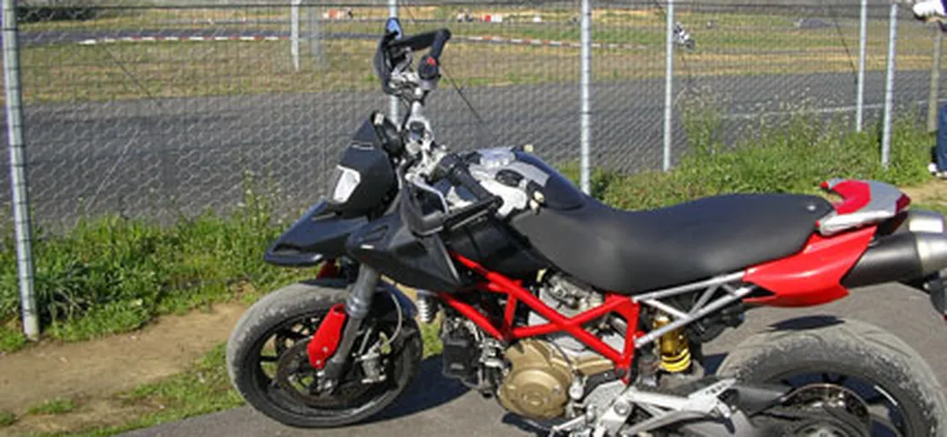 Un Hypermotard si aggira per le nostre strade