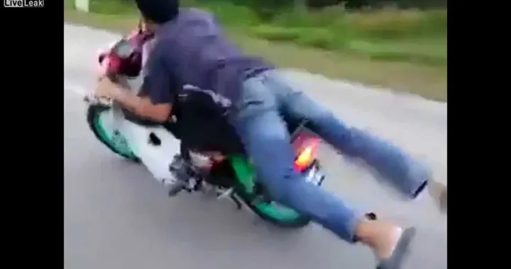 Vuole fare il supereroe ma cade in moto