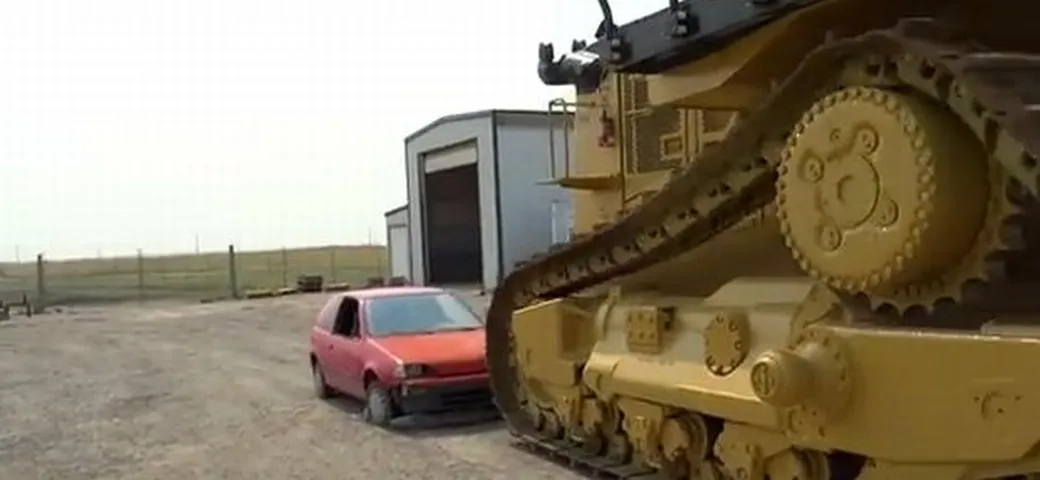 Il bulldozer schiaccia la Pontiac [Video]