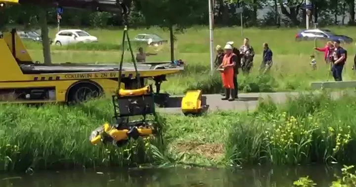 Moto tirata fuori dall'acqua