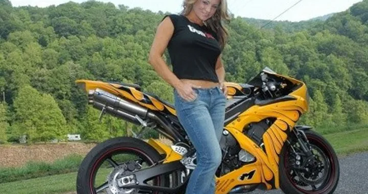 Sexy Bikers: una R1 ed una bionda