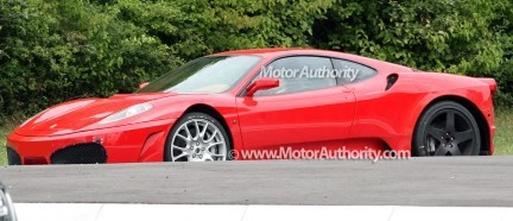 Ferrari: nuove foto spia per l'erede della Enzo