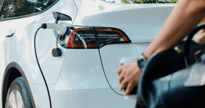 Auto elettriche, solo chi ricarica a casa ha un risparmio che non ti aspetti