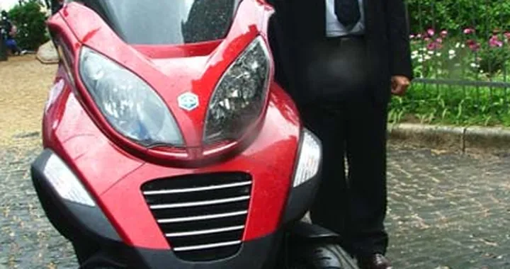 Piaggio MP3, lo scooter a tre ruote - in diretta!