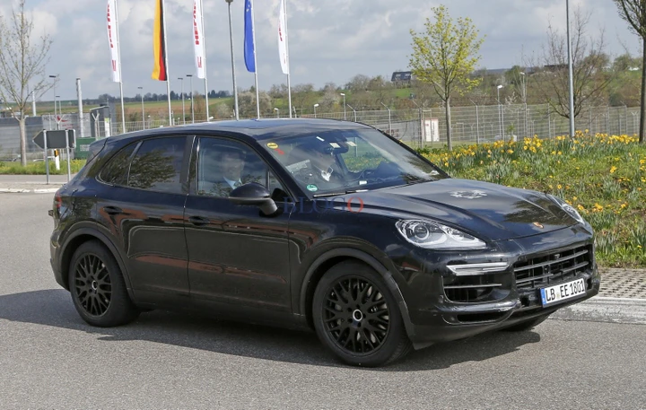 Parcheggia la Porsche in sosta vietata, la multa è di 20.000 euro