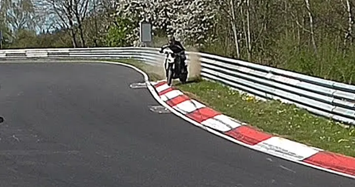 Nurburgring: il guardrail che salva il motociclista