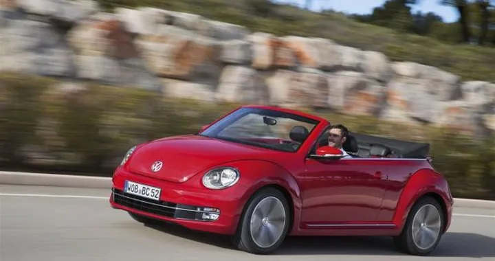 Volkswagen Maggiolino Cabrio 2013: prezzi da 23.800 Euro