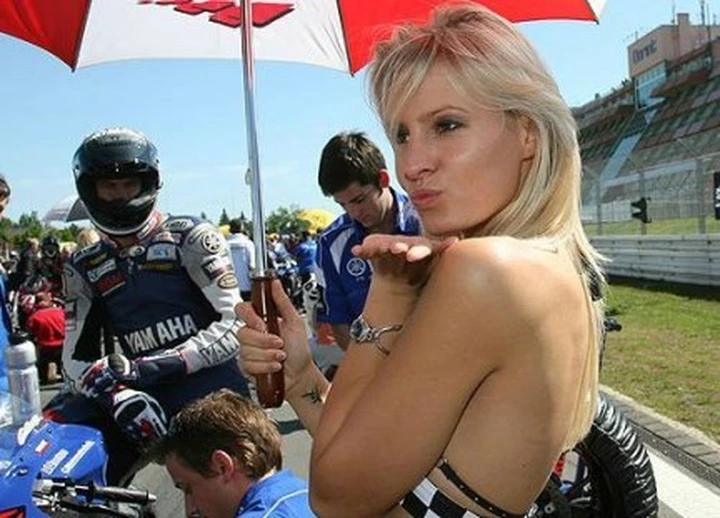 Sexy bikers: la playmate scende in pista