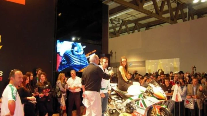 Max Biaggi intervistato da Motoblog all'Eicma di Milano