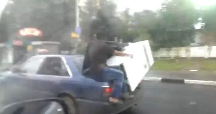 Come trasportare un frigo. L'Epic Fail è dal baule