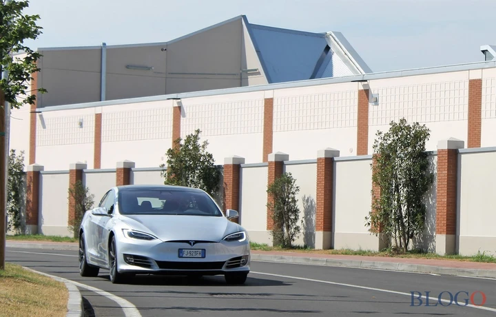 Tesla incidente mortale: un altro incendio dopo l'urto