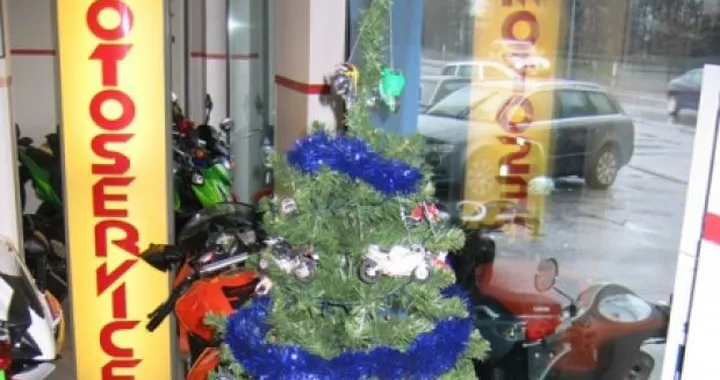 Foto del giorno: Albero di Natale motociclistico
