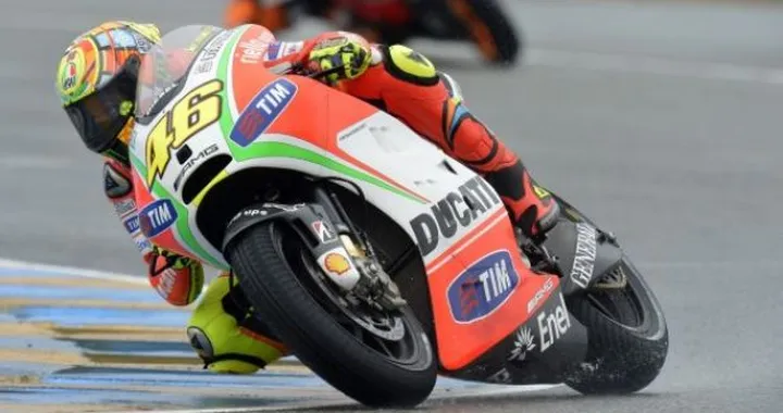 MotoGP, Silverstone: Rossi e Hayden in testa alla prima sessione. Dovi 3°
