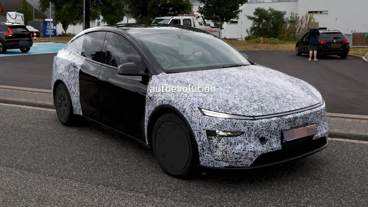 Tesla Model Y L, il SUV a passo lungo arriva in Europa: ecco cosa cambia