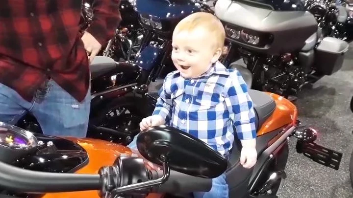 Prima volta sull'Harley-Davidson: la gioia incontenibile di un bambino [Video]