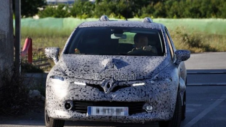 Foto spia nuova Renault Clio