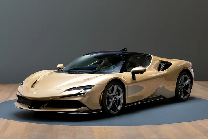 Ferrari SF90 Stradale Tailor Made in elegante color oro