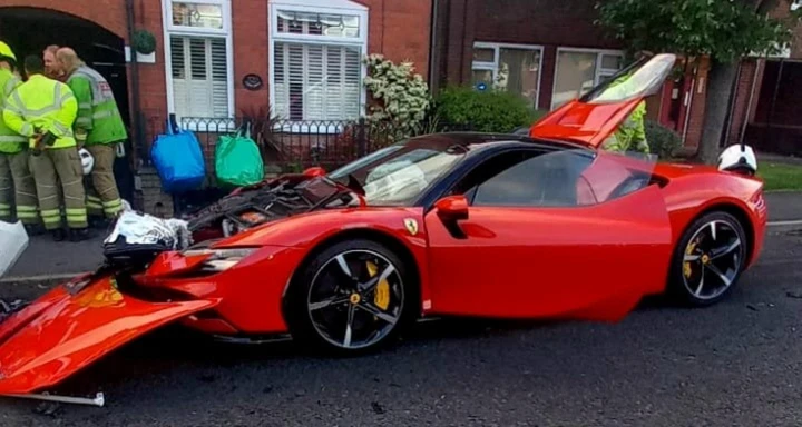 Una Ferrari SF90 Stradale viene abbandonata dopo l'incidente