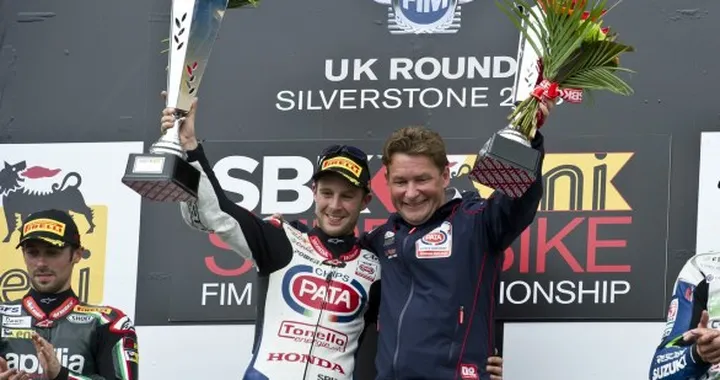 Rea si prende la Gara-1 di Silverstone: "Una delle più belle vittorie della mia carriera"